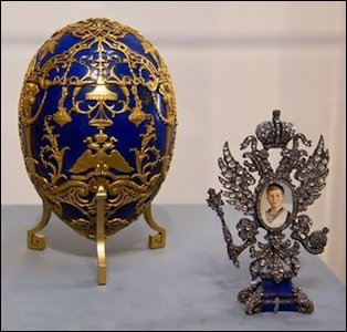 (3) Tsesarevich Egg with Modern Replica Stand in the 2012-2016 Traveling Pratt Collection (Courtesy Detroit Institute of Arts)