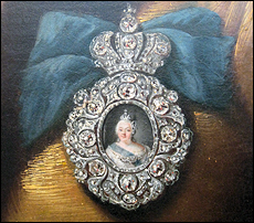 Portrait badge of Empress Elizabeth Petrovna (1741-1761). Detail of the portrait of Countess N. D. Razumovskaia by Hauser 1746. Courtesy Wikipedia.