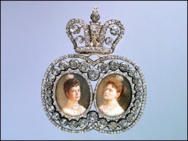 Portrait badge of Dowager Empress Maria Feodorovna and Empress Alexandra Feodorovna (1894-1917). Presented to Countess E. P. Sheremeteva in 1912. Courtesy Hillwood Estate, Museum and Garden.