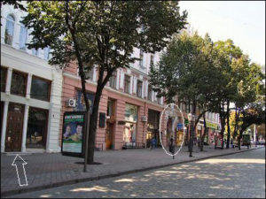 Panoramic View of Deribasovskaya Street 2010 with #31 (Arrow) and # 33 (Oval) Entrance to Passage with 2006 Plaque (Courtesy of Ulla Tillander-Godenhielm and Paul Kulikovsky)
