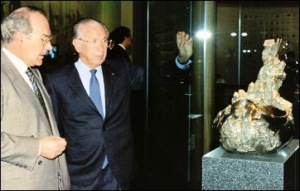 José Antonio Ardanza Garrodu, President of the Basque Country, and Juan Antonio Samaranch, 7th President of the International Olympic Committee (IOC) viewing the Fabergé Kovsh at the Olympic Museum, March 16, 1994. (Photographs ©IOC/Jean-Jacques Strahm)